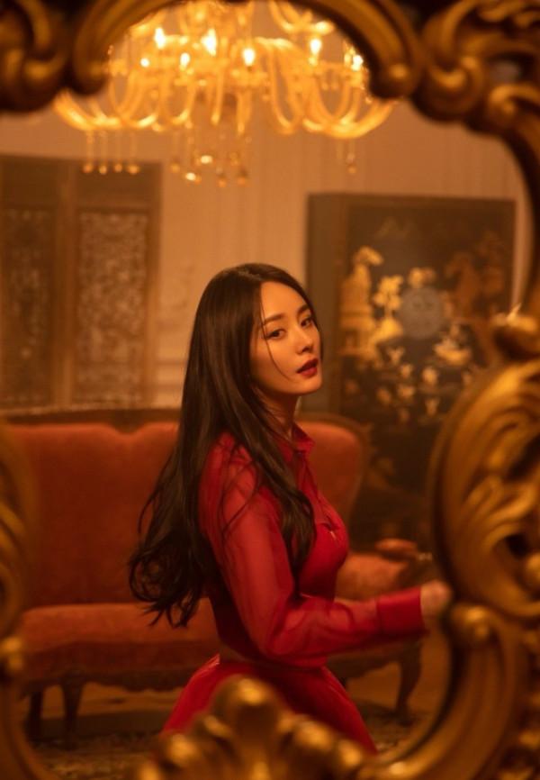 黑髮紅唇紅裙，楊冪雪中漫步重回林蕭，當年紅裙全球僅一件