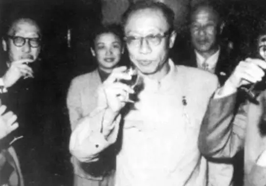 毛主席宴請皇帝溥儀吃飯,席間詢問:你們御膳房的飯好吃嗎? 毛主席宴請皇帝溥儀吃飯,席間詢問:你們御膳房的飯好吃嗎?