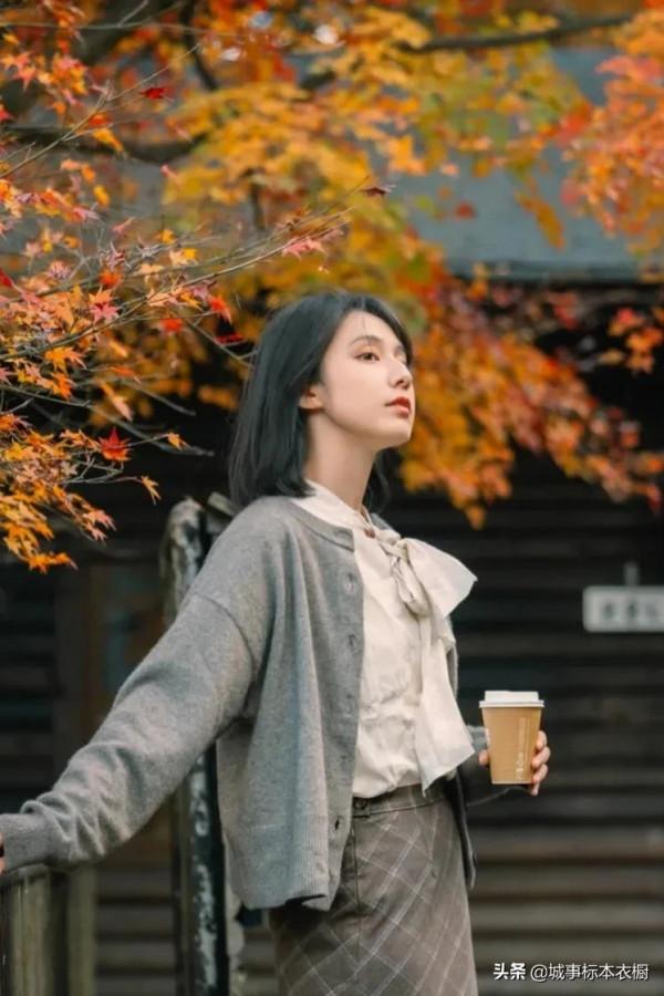 只是在紅葉的車站停留了幾分鐘，秋冬是真的很美