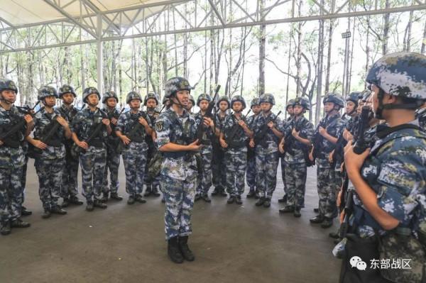 秋季入伍新兵，授槍