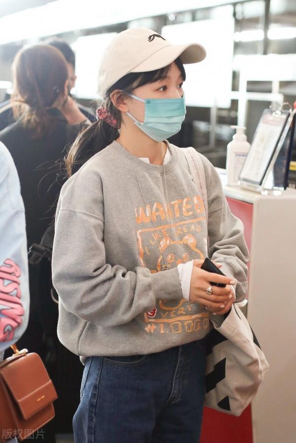 徐夢潔穿灰色卡通衛衣搭配牛仔褲,戴棒球帽舒適自在 徐夢潔穿灰色卡通衛衣搭配牛仔褲,戴棒球帽舒適自在