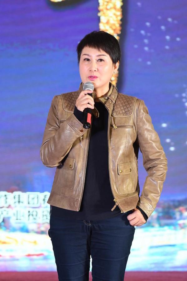 張凱麗真有魅力,穿棕色皮衣配牛仔褲活力滿滿,中年女性穿搭範本 張凱麗真有魅力,穿棕色皮衣配牛仔褲活力滿滿,中年女性穿搭範本