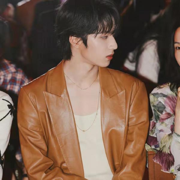 劉耀文為了消除臉上水腫，用橡皮筋將耳朵捆到充血，看得讓人心酸