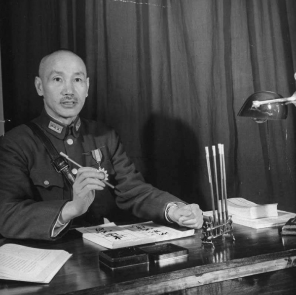 北平被60萬噸垃圾覆蓋，天安門也破爛不堪，臨近開國大典如何應對