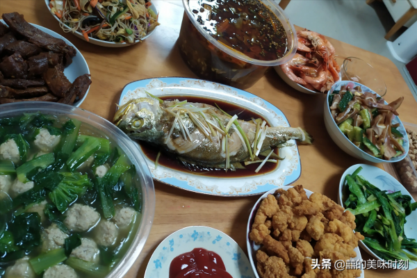 四川兒媳婦回老公家吃飯，滿滿一桌全是肉，吃飽喝足後卻不淡定了