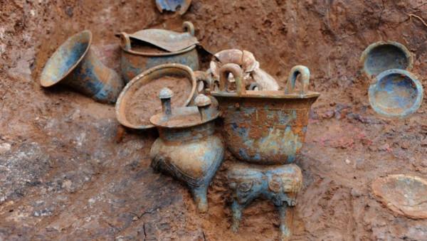 古墓出土一黃金鐵劍，劍柄重量17斤，專家：鑄就劍身的廢鐵更值錢