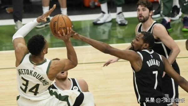 恭喜,利拉德!開拓者4換1交易報價出爐,23+3後衛或與西蒙斯互換 恭喜,利拉德!開拓者4換1交易報價出爐,23+3後衛或與西蒙斯互換