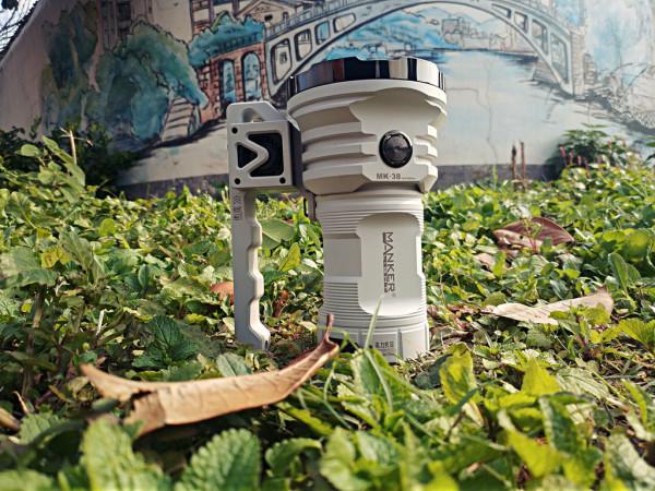 自帶風扇的漫客MK38手電很科幻，開啟照的又亮又遠又長久