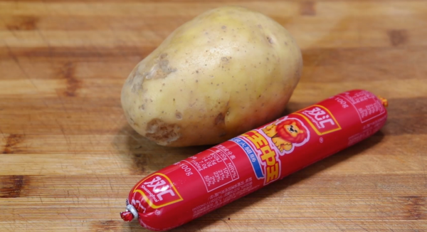 1根火腿腸，1個土豆，我家一週做5次，開胃下飯，上桌就搶光