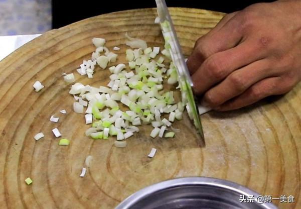 大廚教你做家常炸醬麵，調好醬汁才是關鍵，醬香濃郁，一碗不夠吃