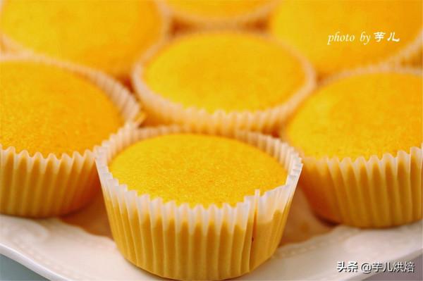 簡單快速的海綿紙杯蛋糕，鬆軟可口，不開裂不塌陷，一次成功