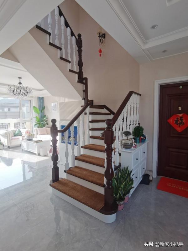 她家最頂層上下兩層的新房，很有空間感，露天陽臺做花園真羨慕