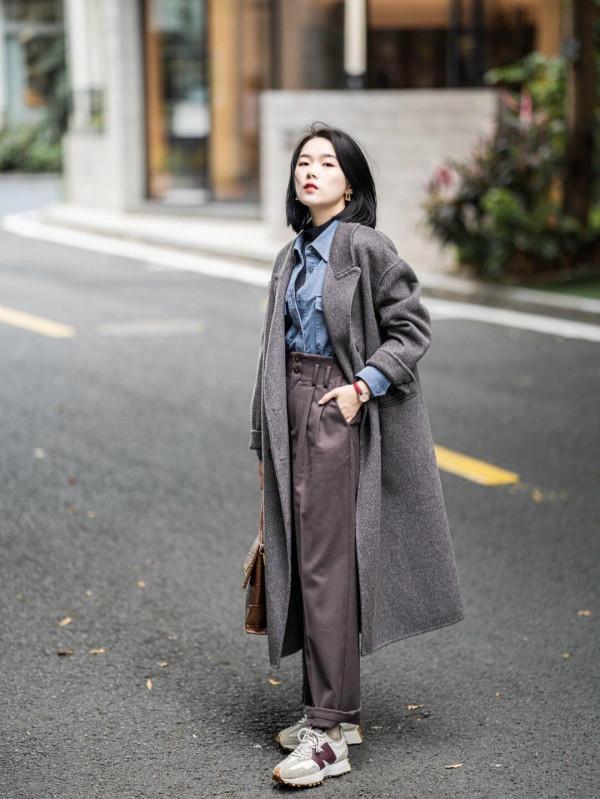 今年流行羽絨服搭配針織褲，百搭又時尚，普通女生也能穿出高階感