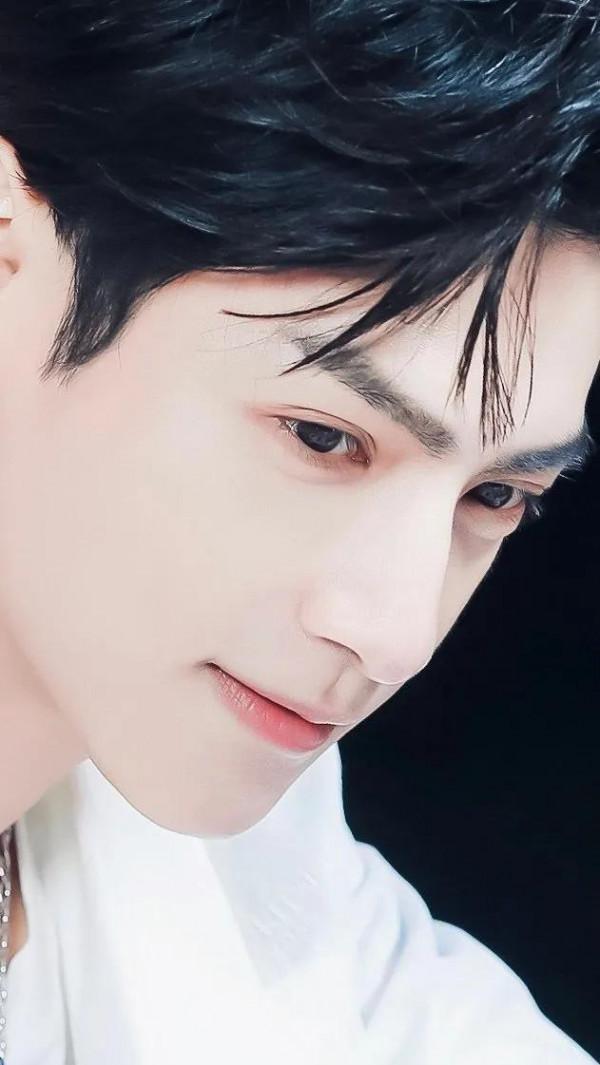 羅雲熙明星桌布：你的眼神在溫柔些，月亮會融化，我也會