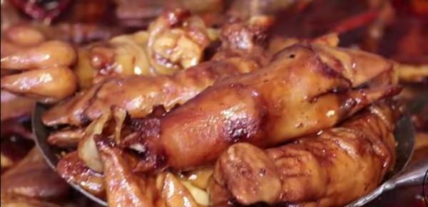 河南帥哥女婿賣羊蹄,一天600斤賣2萬,顧客說好吃得想跺腳 河南帥哥女婿賣羊蹄,一天600斤賣2萬,顧客說好吃得想跺腳