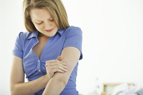 越癢越撓、越撓越癢、越撓越急?神經性皮炎犯了,先別瞎搔抓 越癢越撓、越撓越癢、越撓越急?神經性皮炎犯了,先別瞎搔抓