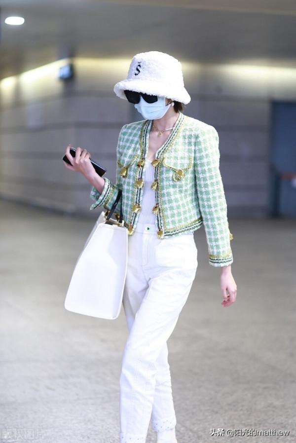 唐藝昕小香風外套精緻優雅，身材纖瘦走路優雅名媛範兒