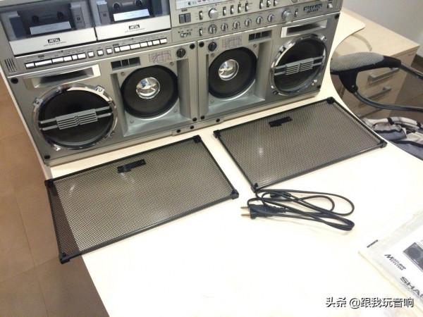 80年代夏普推出的行動式音響，4波段立體聲收音機盒式錄音機