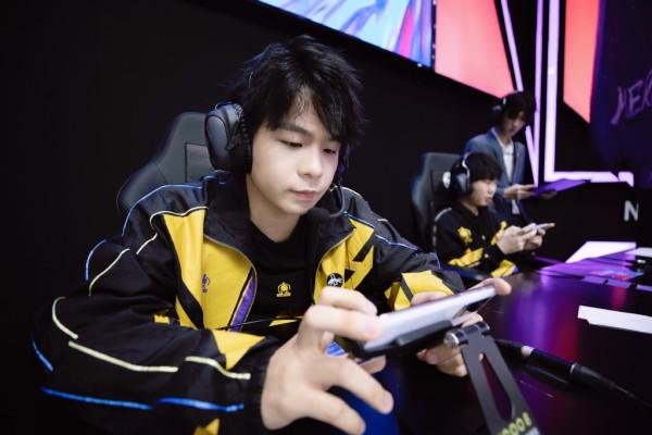 AG女粉哭著求月光下課,南京Hero十連敗難成大器,Fly都明著嘲諷 AG女粉哭著求月光下課,南京Hero十連敗難成大器,Fly都明著嘲諷