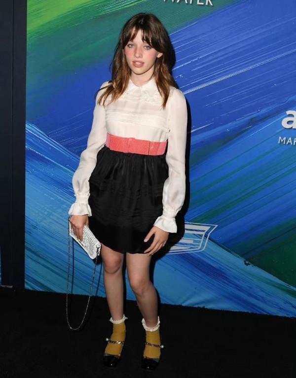 生化危機女主帶女兒亮相，母女共用一張臉，女兒14歲就有了女神範