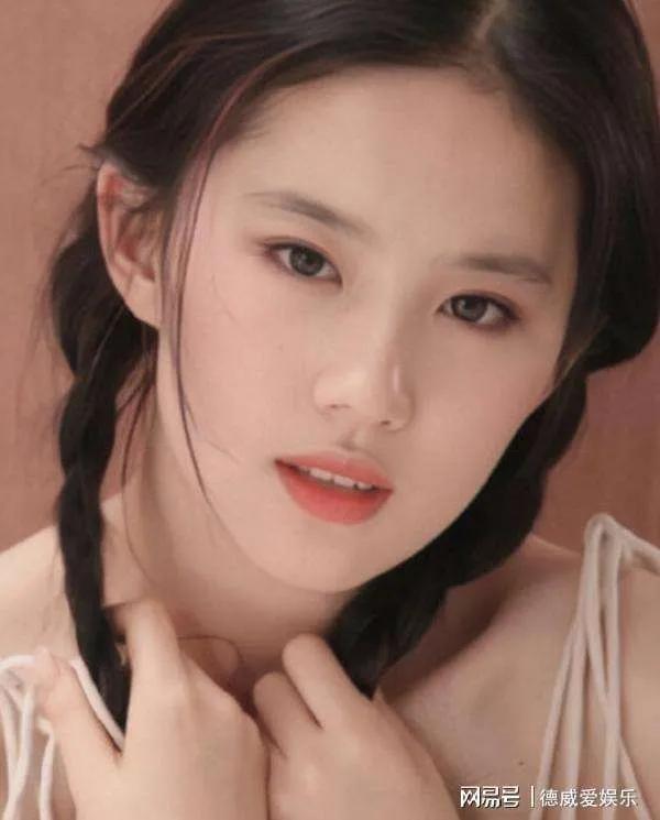 盤點12位女明星，田靜很清純，迪麗熱巴底子好，娜娜很驚訝