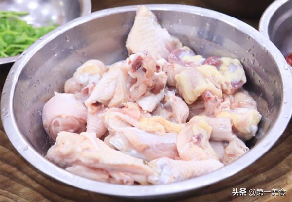 煸炒雞要不要焯水？廚師長教你這個技巧，雞塊鮮嫩入味，香氣十足