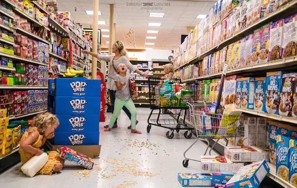 男孩摔壞超市一盒雞蛋,店員要求十倍賠償,媽媽的做法令人稱讚 男孩摔壞超市一盒雞蛋,店員要求十倍賠償,媽媽的做法令人稱讚