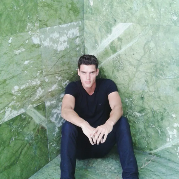 烏克蘭帥哥足球運動員收藏中國字畫，很有品位