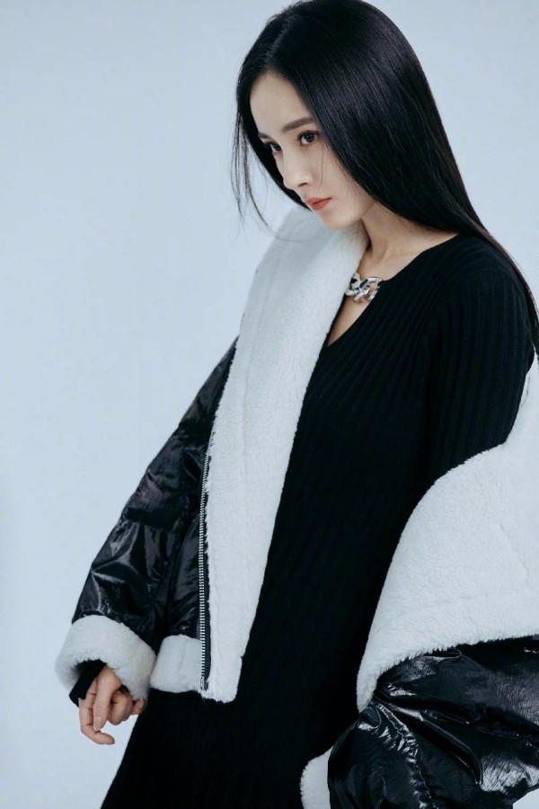 楊冪最新代言變爆款徹底火！接地氣大片拍出時髦感，造型太百搭