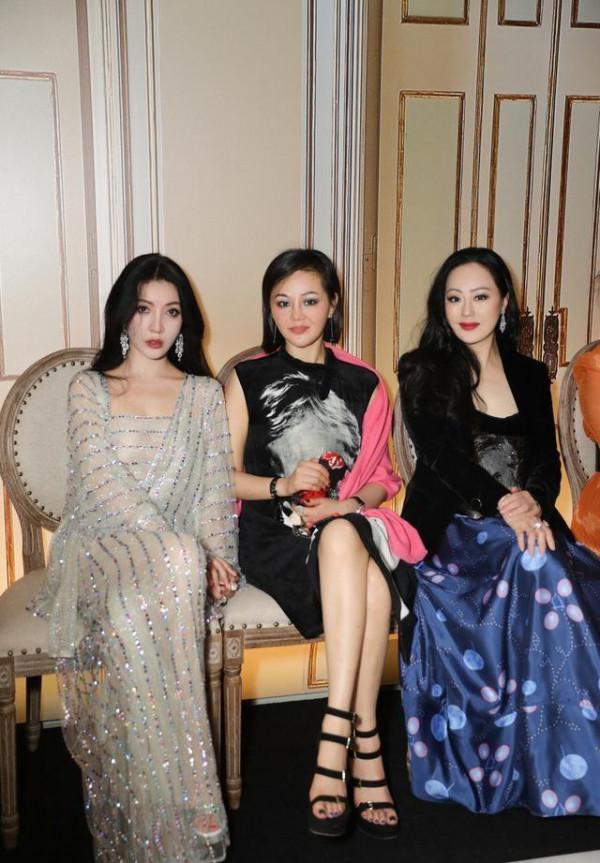 58歲章小蕙依然貴氣十足,時髦穿搭高調又吸睛,氣質拿捏得死死的 58歲章小蕙依然貴氣十足,時髦穿搭高調又吸睛,氣質拿捏得死死的