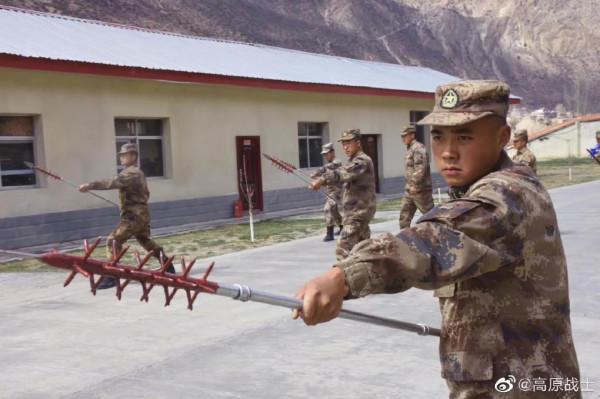 自古學渣文具好？為了能在冷兵器佔優，邊境印軍裝備了電擊三角叉