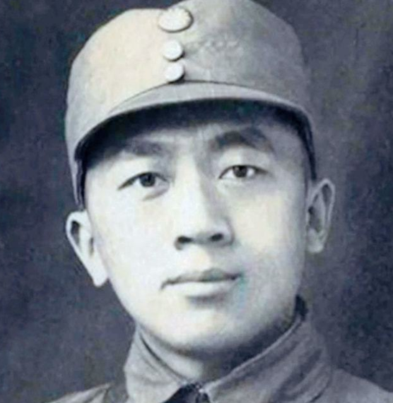 粟裕收到偽軍中將送的一盒煙，臉色大變，立即命全軍集合關閉電臺