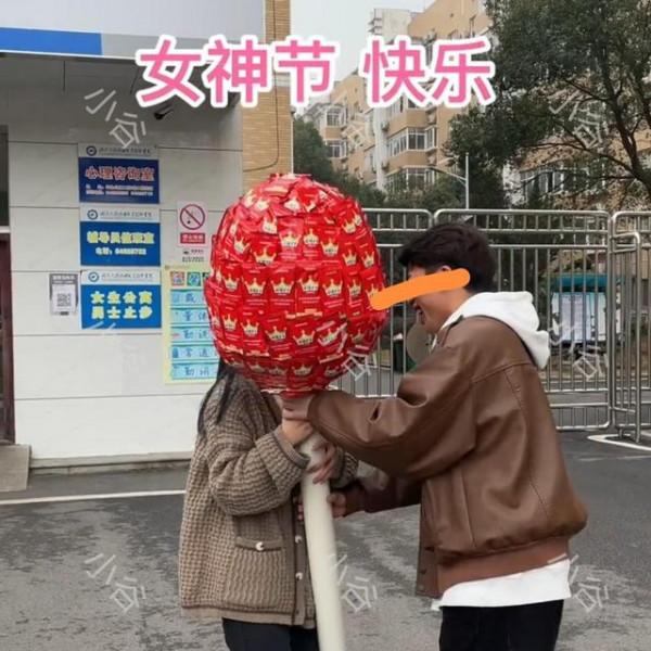 男子送女友禮物，520包辣條製作成巨型棒棒糖：用心是最好的禮物