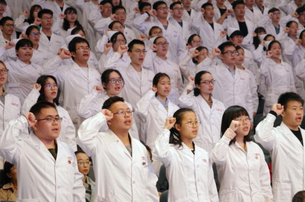 醫學院博士心酸表示,每年醫學生畢業近百萬,結果當醫生的卻不多 醫學院博士心酸表示,每年醫學生畢業近百萬,結果當醫生的卻不多