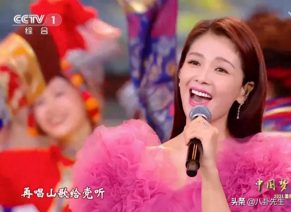 央視國慶晚會：謝霆鋒素顏仍帥氣，劉濤打扮俗氣，黃品源假髮明顯