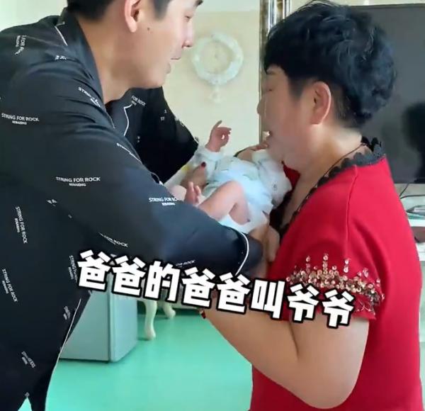 家中老人想抱孩子，爸爸提出投幣50元抱3分鐘，月嫂伸手鬧尷尬