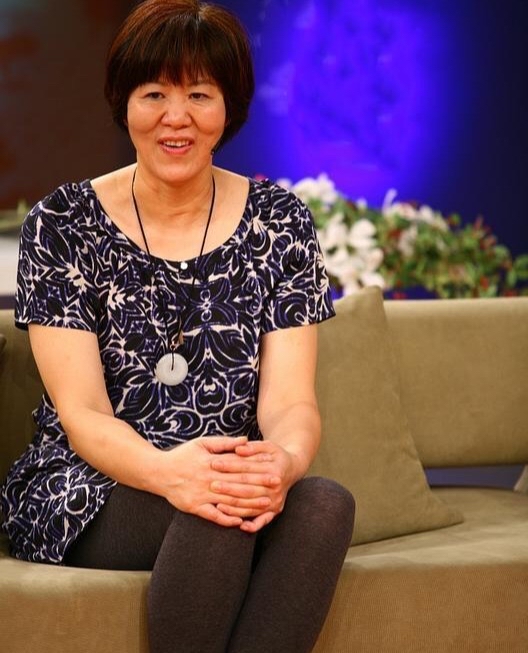 郎平退休後狀態真好,穿T恤還圍條花絲巾很精神,氣質越來越溫柔 郎平退休後狀態真好,穿T恤還圍條花絲巾很精神,氣質越來越溫柔