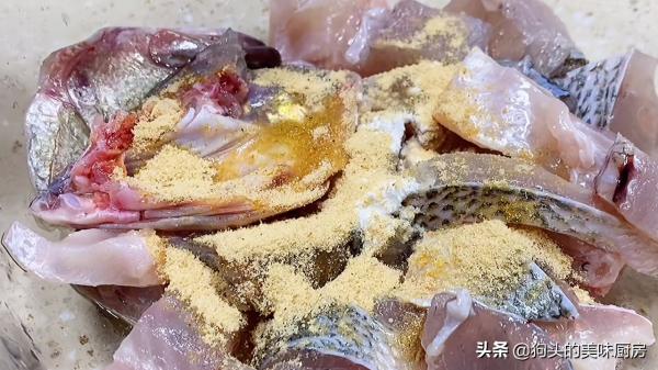 鱸魚新吃法，不加一滴水，不蒸不炸，肉質鮮嫩入味，下飯不發腥