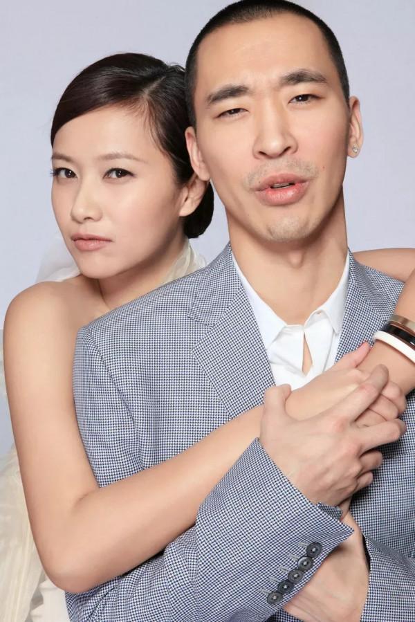 我們都被徐靜蕾的白襯衫&OpenCurlyDoubleQuote;騙&rdquo;了，原來裙裝才是主打，穿上美炸了