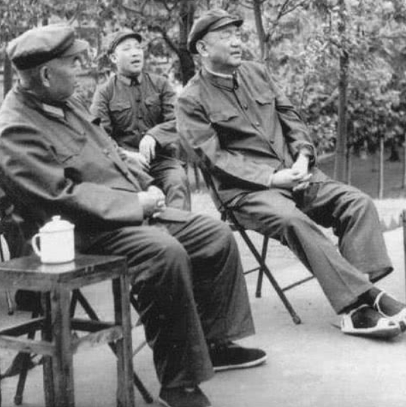 此少將曾為王近山說情，送許世友楠木棺材，給落難的鄧政委送香菸