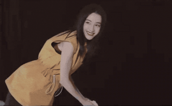 迪麗熱巴大片拍攝花絮曝光 明媚可愛