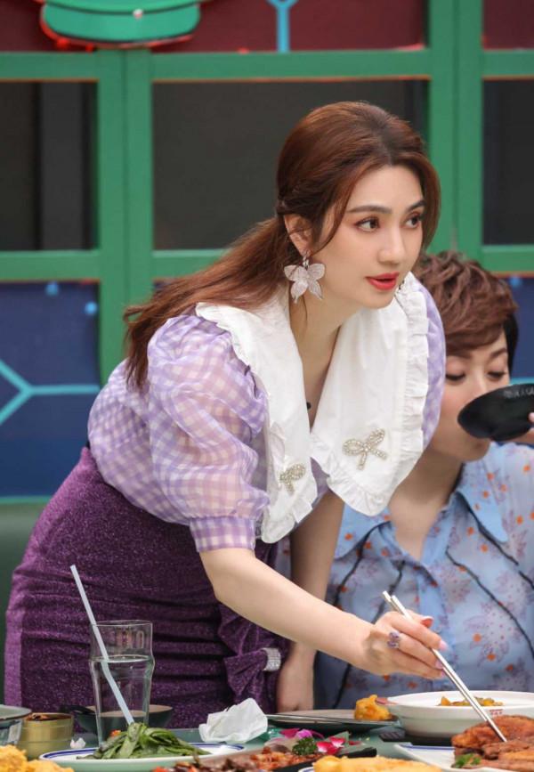 洪欣越老越美，穿紫色襯衫配半身裙減齡優雅，50歲女人該學一學