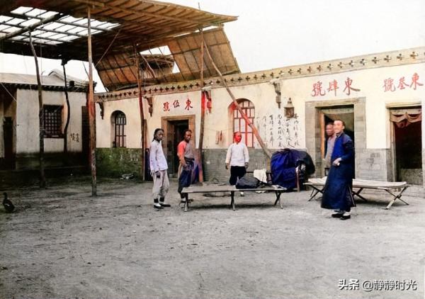 晚清老照片：小腳女子騎車，太監攙扶太后賞雪，城外空地盡是車
