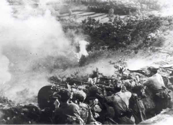 小戰士打仗時上廁所，不小心被部隊落下，一人打退美軍9次衝鋒