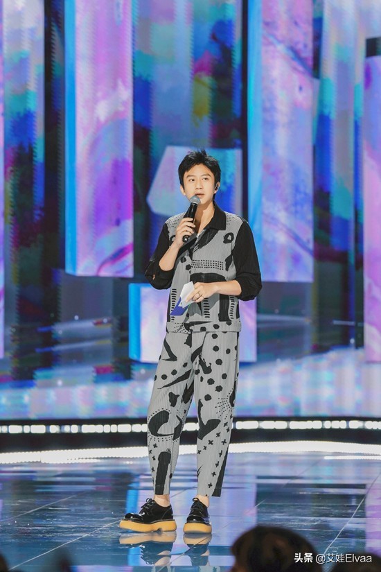 鄧超真孝順罕見牽老母親遊環球影城，穿T恤短褲，小腿肌肉好發達