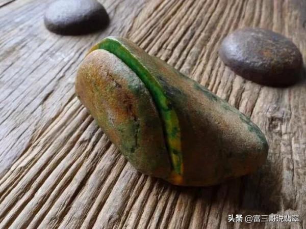 2萬買下的小石頭，一刀切爆色，究竟值不值？