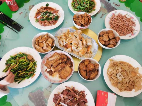 陪媳婦回孃家小住，曬丈母孃做的7天的飯菜，朋友圈：待遇真高