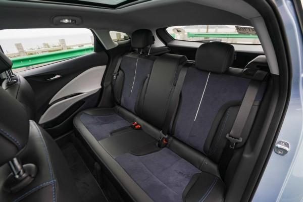 憑顏值出道，續航410公里，5門5座設計空間不擠，實拍別克微藍6