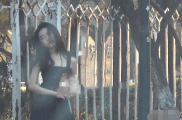 李嫣不懼寒冷穿吊帶裙出街，13歲撩發顯成熟，氣質神似王菲