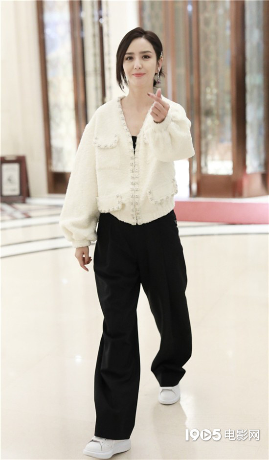 佟麗婭結束綜藝錄製 對鏡比心面板白皙甜笑動人 佟麗婭結束綜藝錄製 對鏡比心面板白皙甜笑動人